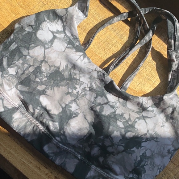 EUC Shibori Lululemon Energy Bra size 4 - Picture 2 of 4